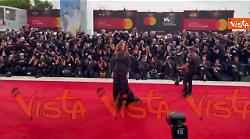 Venezia 82, fan in delirio per Julia Roberts. La star firma autografi sul red carpet