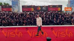 Venezia 82, jeans e giacca a fiorellini per Luca Guadagnino sul red carpet del suo film "The Hunt"