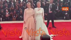 Venezia 82, Lady Eliza e Amelia Spencer, nipoti di Diana, sul red carpet con due abiti uguali