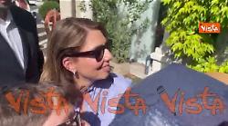 Venezia 82, Sofia Coppola firma autografi al suo arrivo al Lido