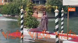 Venezia 82, Cristina Parodi arriva al Lido per la Mostra del Cinema