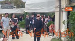 "Buongiorno", Christoph Waltz saluta i fotografi al suo arrivo al Lido per Venezia 82