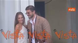 Venezia 82, il bacio di Angela Caloisi e Paolo Crivellin davanti ai fotografi al Lido