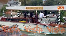Venezia 82, Fotinì Peluso saluta i fotografi al suo arrivo al Lido a bordo di un taxi acqueo