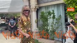 Venezia 82, Suki Waterhouse saluta i fotografi al Lido