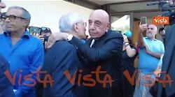 L'abbraccio tra Dell'Utri e Galliani al funerale di Emilio Fede