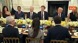 Trump riceve i capi delle Big Tech. Tra gli altri, Zuckerberg, Tim Cook e Bill Gates