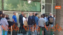 In centinaia in fila per entrare nella camera ardente di Giorgio Armani a Milano