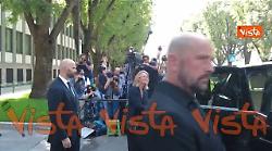 Donatella Versace lascia la Camera ardente del re della moda Giorgio Armani