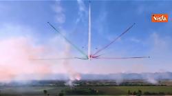La Pattuglia Acrobatica Nazionale dedica la manovra "Scintilla" al genio creativo di Giorgio Armani