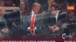 Trump ed Elon Musk seduti vicini al funerale di Charlie Kirk