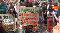 "Netanyahu wanted", i cartelli dei manifestanti pro Palestina a Piazza dei Cinquecento a Roma