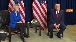 La stretta di mano tra Trump e von der Leyen a margine dell'Assemblea generale dell'Onu