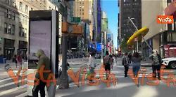 Ago, filo, bottone gigante e la statua di un sarto al lavoro. L'installazione artistica a New York
