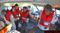 Gli attivisti della Flotilla scendono con le mani alzate dopo abbordaggio soldati israeliani