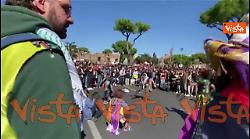 Musica, danza e abiti colorati alla manifestazione pro Gaza a Roma