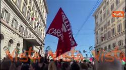 "Stop al genocidio", lo striscione che apre il corteo a pro Gaza a Roma