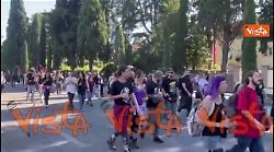 "Siamo tutti sulla stessa barca", i cartelli del corteo pro Gaza per la Flotilla a Roma