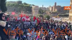 Il corteo pro Gaza sfila davanti al Colosseo a Roma