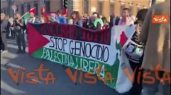 La fetta di cocomero, diventata simbolo della Palestina, sfila al corteo pro Gaza a Roma