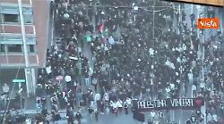 Un fiume di gente al corteo pro Gaza a Roma, le immagini dagli elicotteri della Polizia