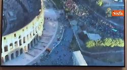 Corteo pro Gaza a Roma, migliaia di manifestanti al Colosseo. Le mmagini dall'alto
