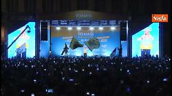 "C'è solo un Presidente", coro per Meloni su palco a Firenze, lei: Faccio questa vita solo per amore