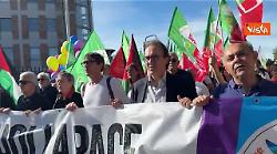 Bonelli e Fratoianni cantano "Bella ciao" alla marcia della pace Perugia-Assisi