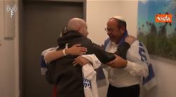 L'ostaggio israeliano Eitan Mor torna a casa dopo 738 giorni di prigionia, l'abbraccio coi genitori