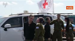 Gli ostaggi israeliani liberati da Hamas accolti dall'Idf al checkpoint
