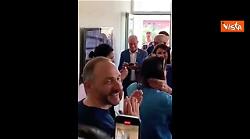 Regionali Toscana, Elly Schlein abbraccia Giani dopo la vittoria