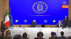 La premier Meloni lascia la conferenza sulla manovra e saluta Giorgetti: "In bocca al lupo"