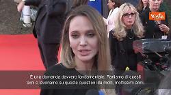 Angelina Jolie: "Chiediamoci perché non si aiuta la gente di Gaza, Sudan e Afghanistan"