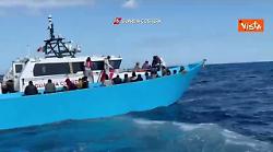 La Guardia Costiera soccorre 91 migranti su un barcone alla deriva a largo di Lampedusa