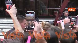 Jennifer Lawrence accolta dai fan sul red carpet della mostra del Cinema di Roma