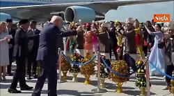 Trump balla all'aeroporto di Kuala Lumpur con ballerini tradizionali al suo arrivo in Malesia