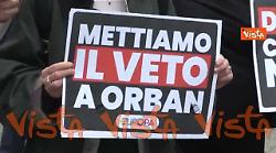 Viktor Orbàn arriva a Palazzo Chigi, il flashmob di protesta di +Europa, con Magi