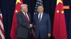 Lo storico incontro tra Trump e Xi Jinping in Corea del Sud. Ecco la stretta di mano