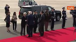 Trump lascia la Corea del Sud, il momento dei saluti prima di salire sull'Air Force One