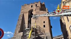 Crolla Torre ai Fori Imperiali a Roma, l'intervento dei Vigili del fuoco