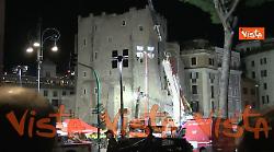 Crollo Torre dei Conti a Roma, si scava con le mani per salvare l'operaio ancora sotto le macerie