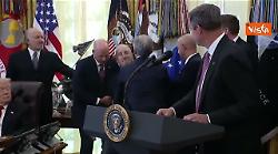 Dirigente casa farmaceutica sviene nello Studio Ovale durante conferenza stampa di Trump