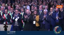 Standing ovation dell'Assemblea Anci per Mattarella sul palco a Bologna