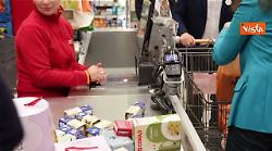 Lollobrigida fa la spesa al supermercato a Roma per donarla alla Colletta Alimentare