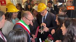 Verdone "sindaco" visita scuola danneggiata da esplosione Via Gordiani con caschetto in testa