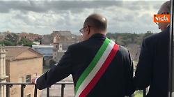 Verdone "sindaco per un giorno" lancia baci da balcone Campidoglio