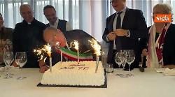 Verdone "sindaco" spegne le candeline al centro anziani: Sono astemio, ma brindo insieme a voi