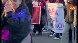 Palloncini e coreografie in abiti colorati, il corteo transfemminista di "Non una di meno" a Roma