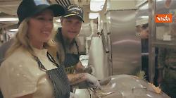 Segretario alla guerra Pete Hegseth con la moglie serve la cena del Ringraziamento alle truppe Usa