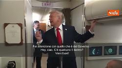Trump bussa alla porta del bagno sull'Air Force One: "C&rsquo;&egrave; qualcuno l&igrave; dentro? Vieni fuori"